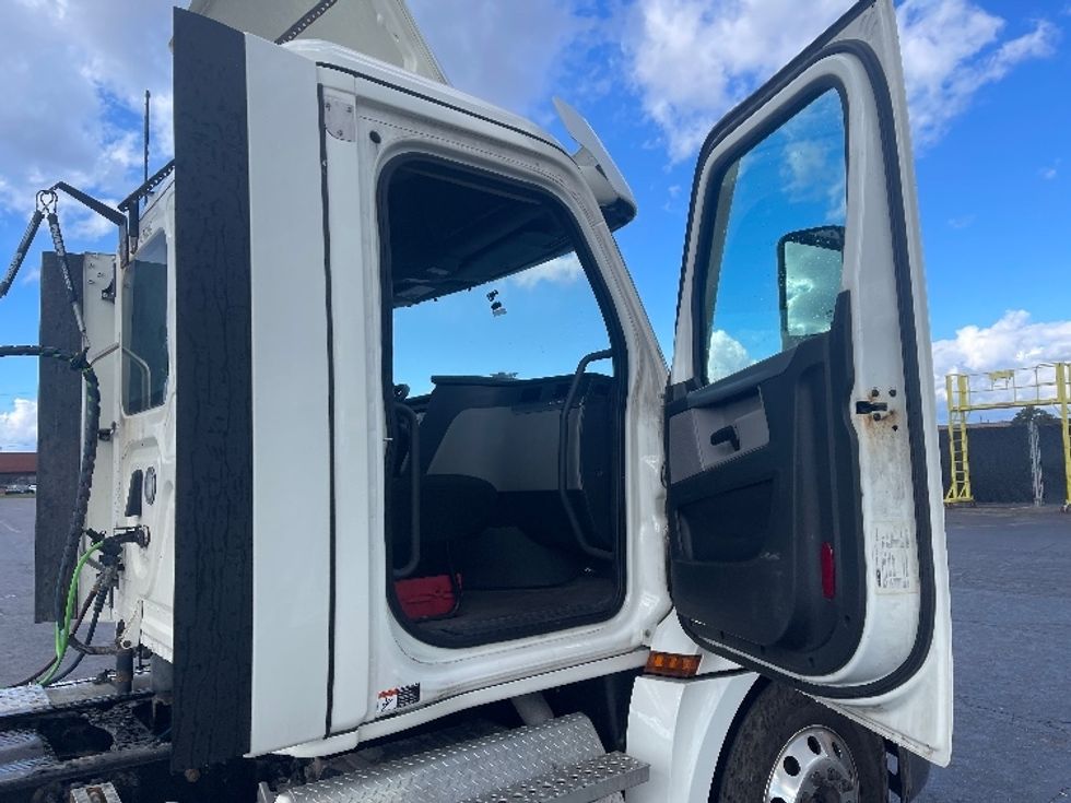 Day Cab Tractor-Heavy Duty Tractors-Freightliner-2022-T12664ST-Mississauga-ON-758,235\n\t\tkm-$ 70,750 - Image 12
