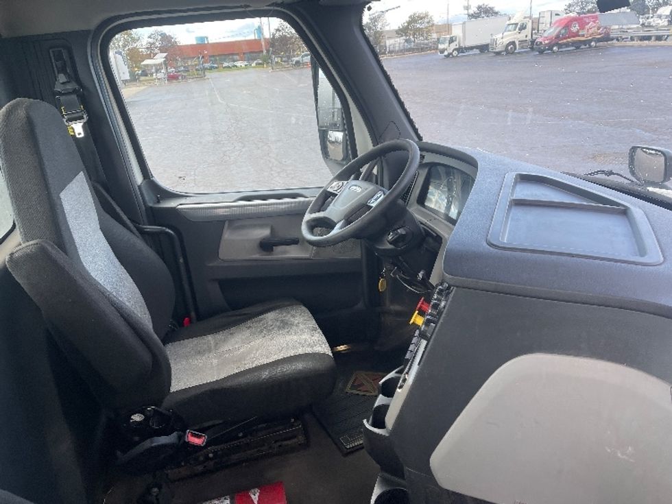 Day Cab Tractor-Heavy Duty Tractors-Freightliner-2022-T12664ST-Mississauga-ON-758,235\n\t\tkm-$ 70,750 - Image 14