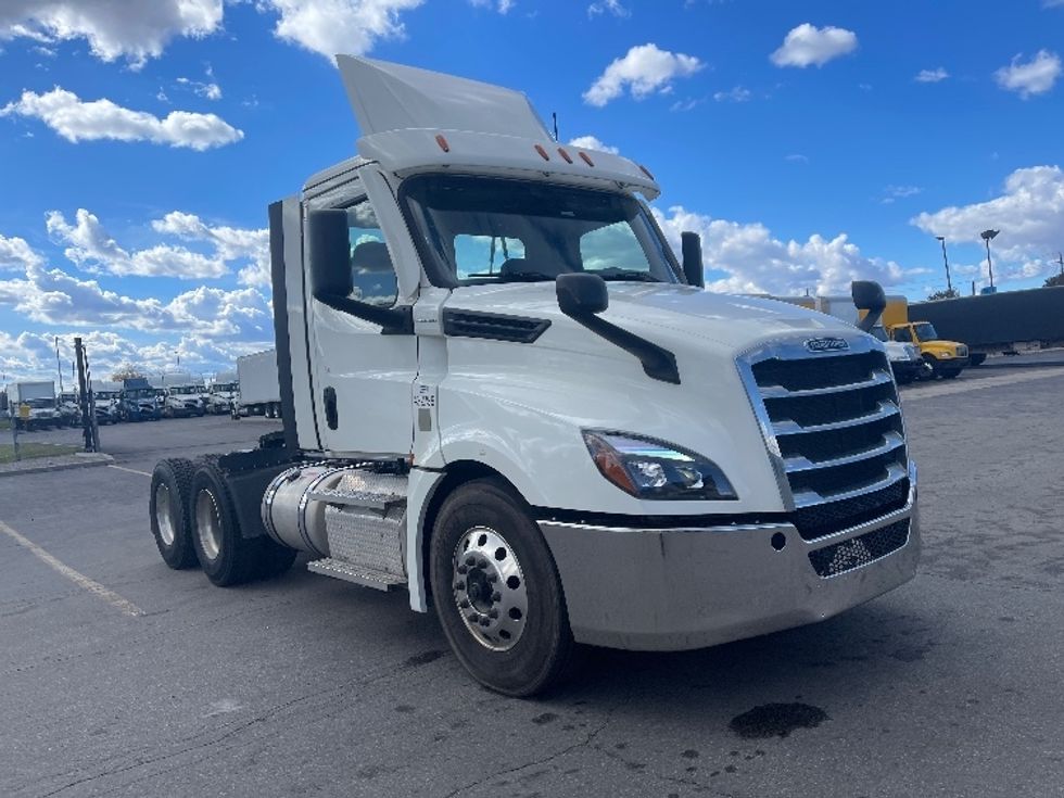 Day Cab Tractor-Heavy Duty Tractors-Freightliner-2022-T12664ST-Mississauga-ON-758,235\n\t\tkm-$ 70,750 - Image 17