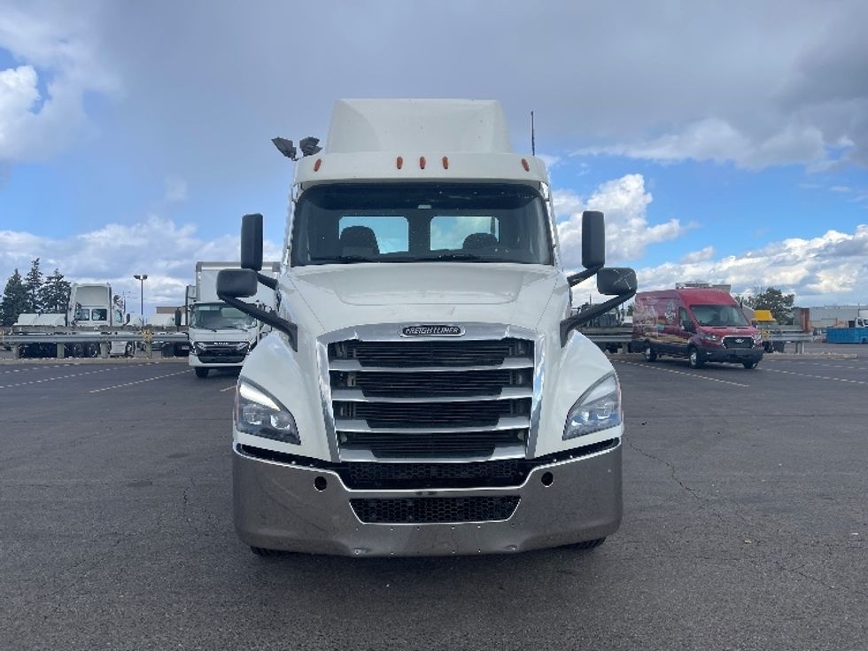 Day Cab Tractor-Heavy Duty Tractors-Freightliner-2022-T12664ST-Mississauga-ON-758,235\n\t\tkm-$ 70,750 - Image 2