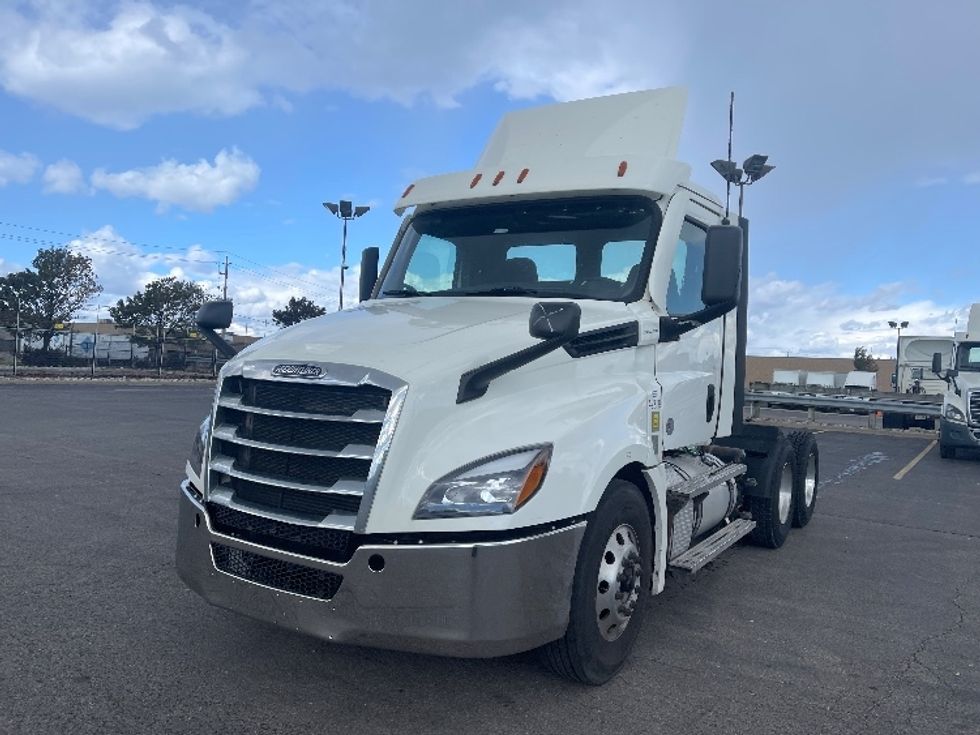 Day Cab Tractor-Heavy Duty Tractors-Freightliner-2022-T12664ST-Mississauga-ON-758,235\n\t\tkm-$ 70,750 - Image 3