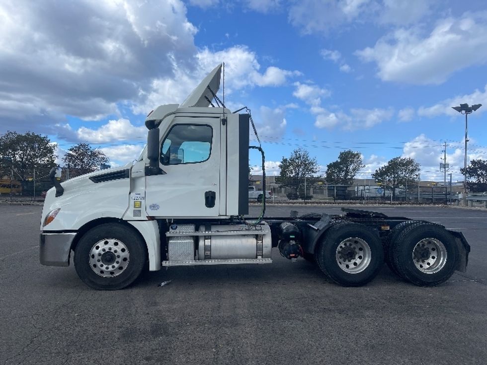 Day Cab Tractor-Heavy Duty Tractors-Freightliner-2022-T12664ST-Mississauga-ON-758,235\n\t\tkm-$ 70,750 - Image 4