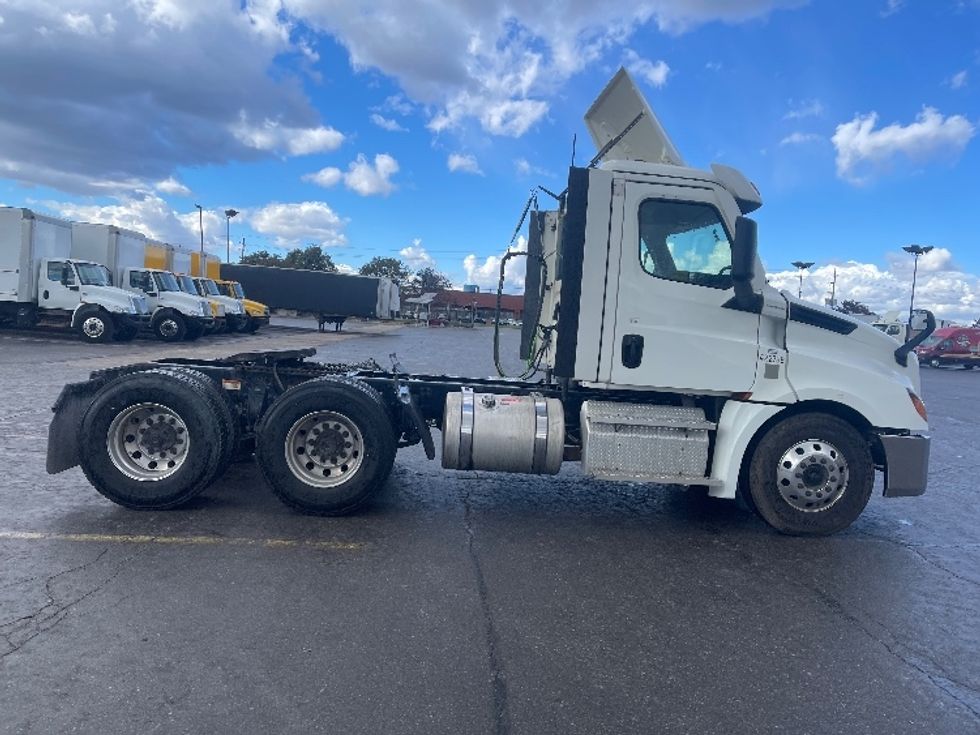Day Cab Tractor-Heavy Duty Tractors-Freightliner-2022-T12664ST-Mississauga-ON-758,235\n\t\tkm-$ 70,750 - Image 8