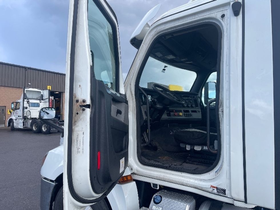 Day Cab Tractor-Heavy Duty Tractors-Freightliner-2022-T12664ST-Mississauga-ON-758,235\n\t\tkm-$ 70,750 - Image 9