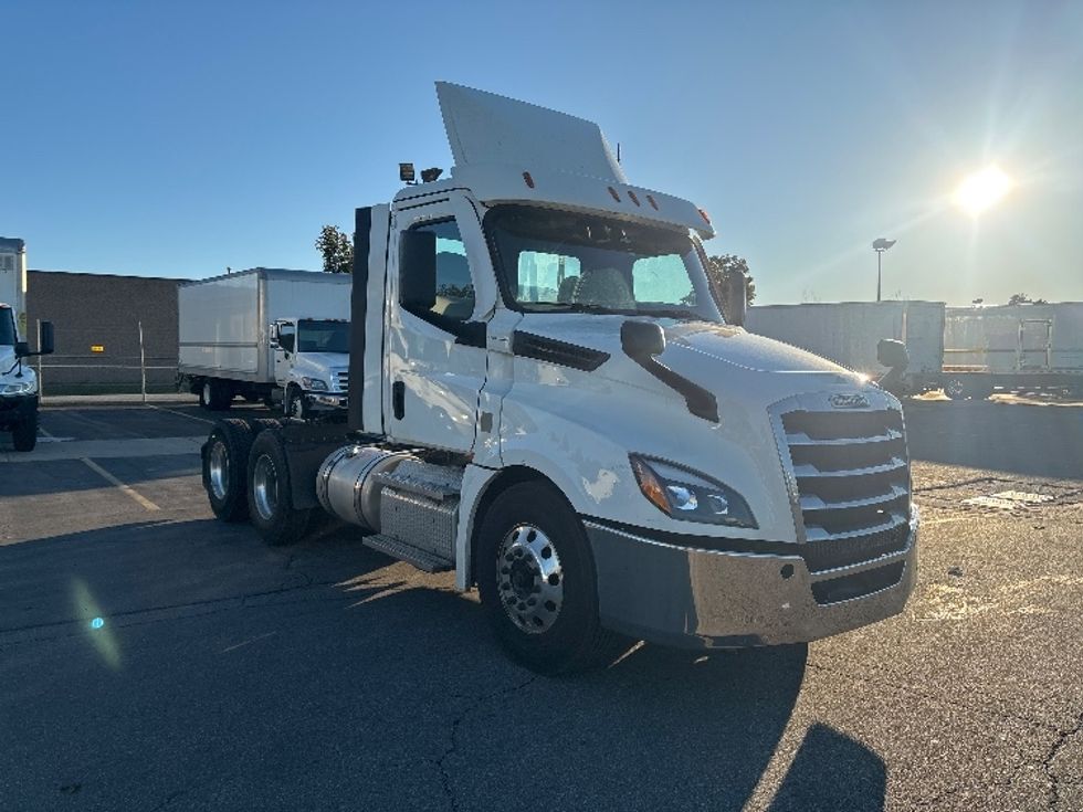 Day Cab Tractor-Heavy Duty Tractors-Freightliner-2022-T12664ST-Mississauga-ON-838,634\n\t\tkm-$ 64,500 - Image 1