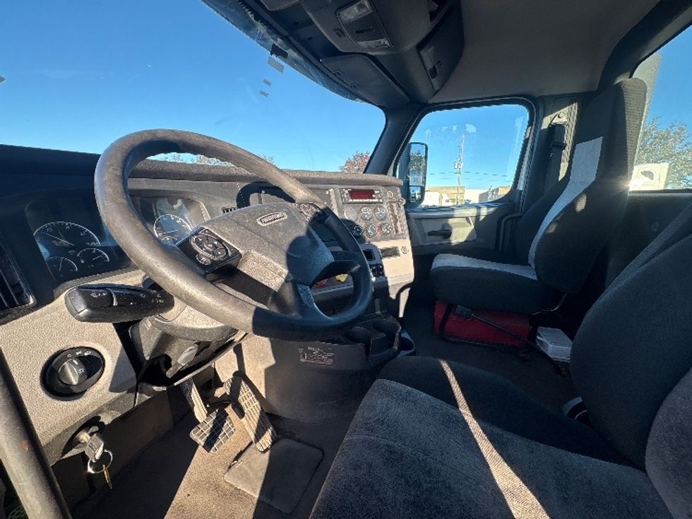 Day Cab Tractor-Heavy Duty Tractors-Freightliner-2022-T12664ST-Mississauga-ON-838,634\n\t\tkm-$ 64,500 - Image 10