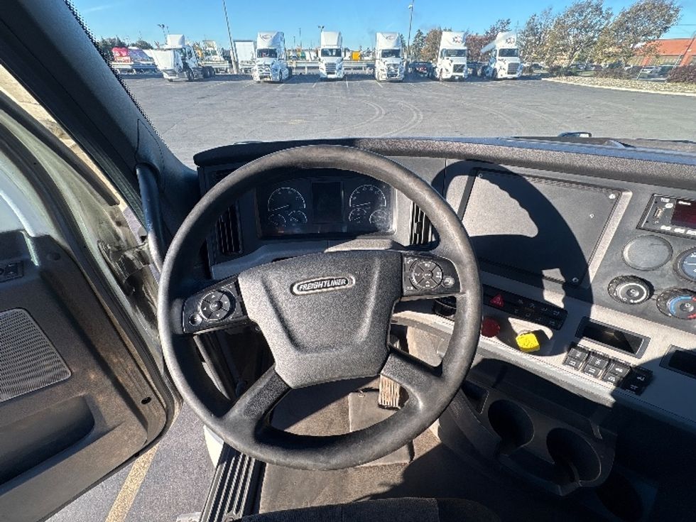 Day Cab Tractor-Heavy Duty Tractors-Freightliner-2022-T12664ST-Mississauga-ON-838,634\n\t\tkm-$ 64,500 - Image 11