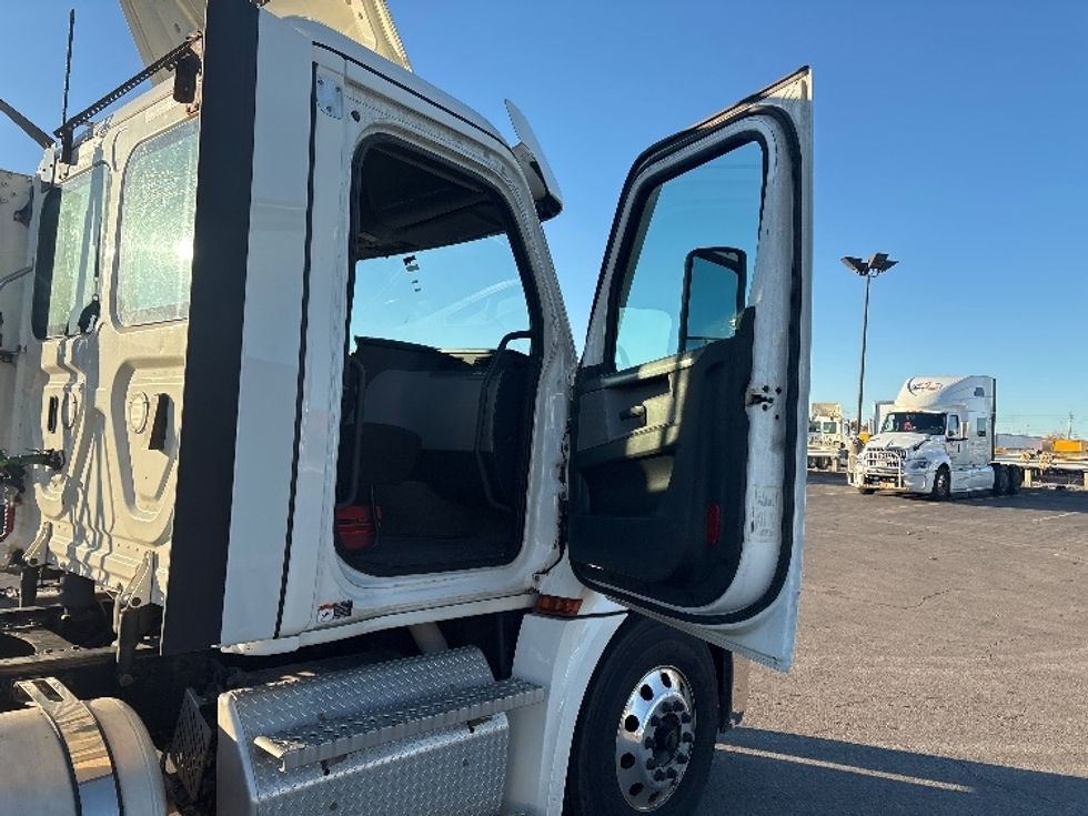Day Cab Tractor-Heavy Duty Tractors-Freightliner-2022-T12664ST-Mississauga-ON-838,634\n\t\tkm-$ 64,500 - Image 12