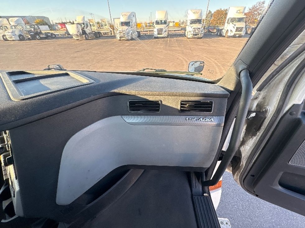 Day Cab Tractor-Heavy Duty Tractors-Freightliner-2022-T12664ST-Mississauga-ON-838,634\n\t\tkm-$ 64,500 - Image 13