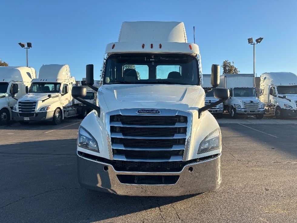 Day Cab Tractor-Heavy Duty Tractors-Freightliner-2022-T12664ST-Mississauga-ON-838,634\n\t\tkm-$ 64,500 - Image 2