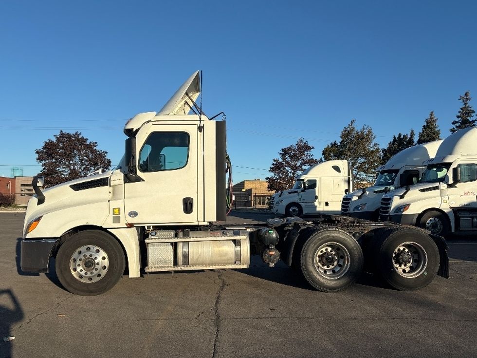 Day Cab Tractor-Heavy Duty Tractors-Freightliner-2022-T12664ST-Mississauga-ON-838,634\n\t\tkm-$ 64,500 - Image 4
