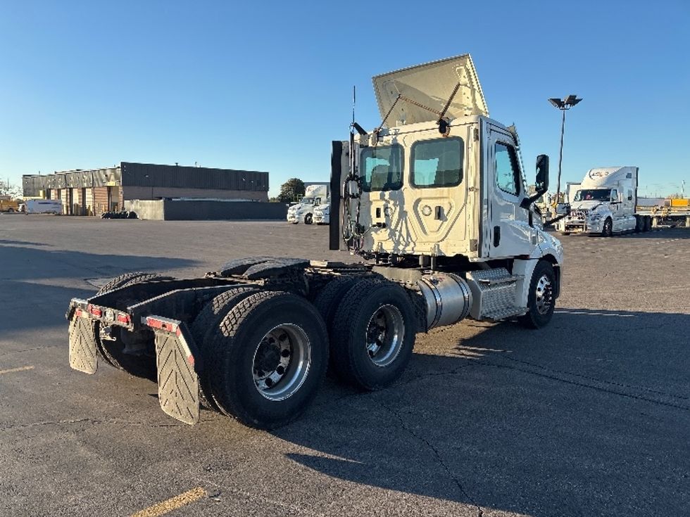 Day Cab Tractor-Heavy Duty Tractors-Freightliner-2022-T12664ST-Mississauga-ON-838,634\n\t\tkm-$ 64,500 - Image 7