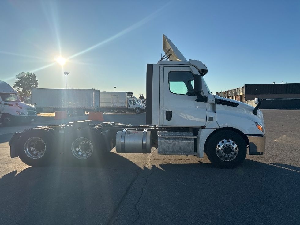 Day Cab Tractor-Heavy Duty Tractors-Freightliner-2022-T12664ST-Mississauga-ON-838,634\n\t\tkm-$ 64,500 - Image 8