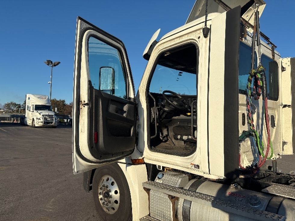 Day Cab Tractor-Heavy Duty Tractors-Freightliner-2022-T12664ST-Mississauga-ON-838,634\n\t\tkm-$ 64,500 - Image 9