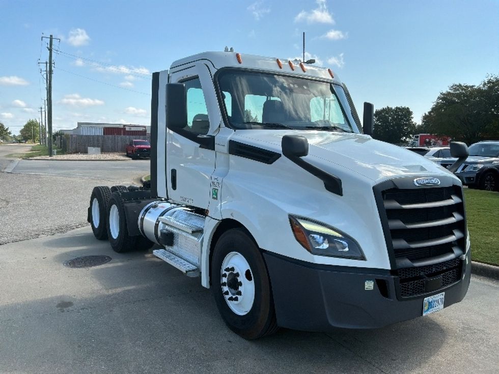 Day Cab Tractor-Heavy Duty Tractors-Freightliner-2022-T12664ST-Montgomery-AL-274,435\n\t\tmiles-$ 75,750 - Image 1