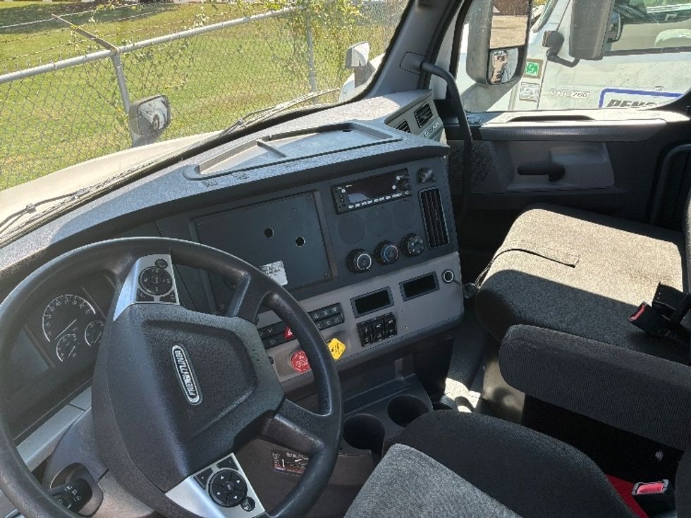 Day Cab Tractor-Heavy Duty Tractors-Freightliner-2022-T12664ST-Montgomery-AL-274,435\n\t\tmiles-$ 75,750 - Image 10