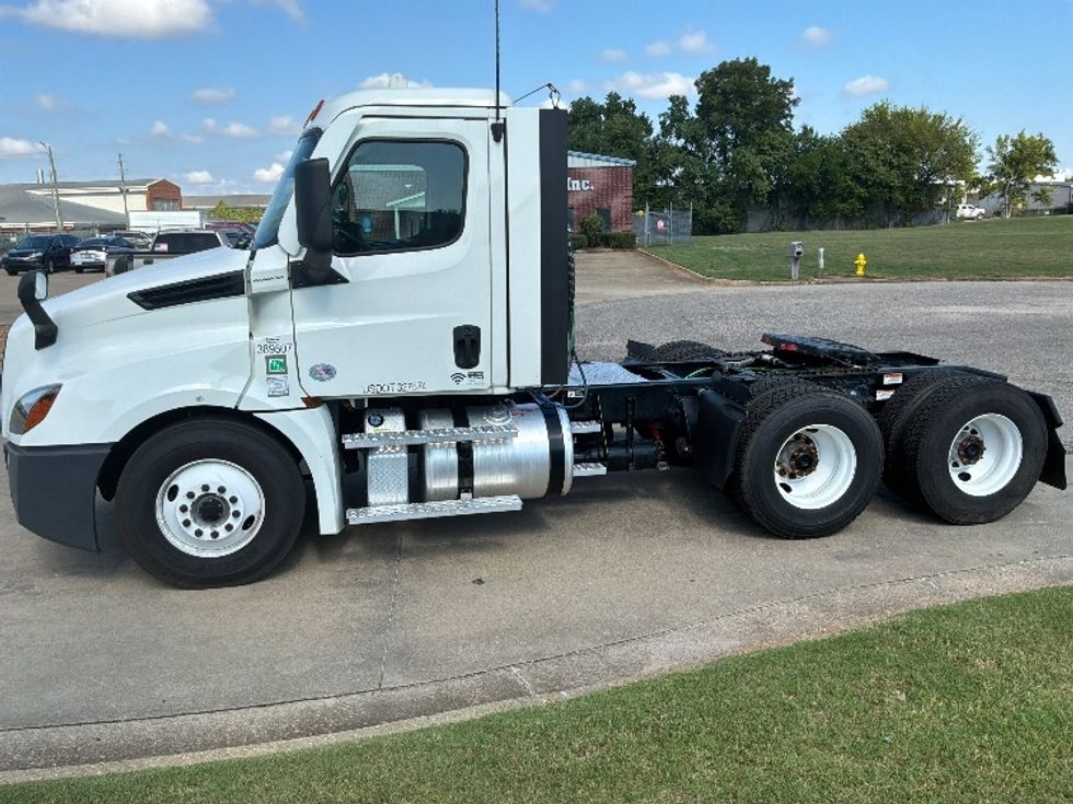 Day Cab Tractor-Heavy Duty Tractors-Freightliner-2022-T12664ST-Montgomery-AL-274,435\n\t\tmiles-$ 75,750 - Image 4