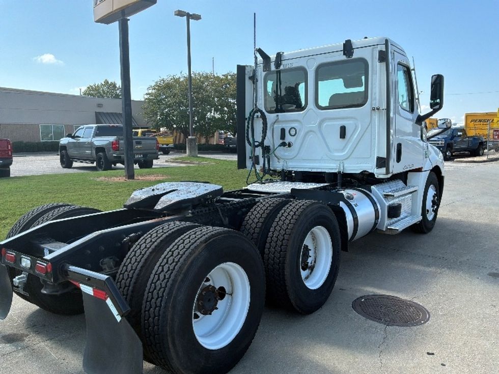 Day Cab Tractor-Heavy Duty Tractors-Freightliner-2022-T12664ST-Montgomery-AL-274,435\n\t\tmiles-$ 75,750 - Image 7