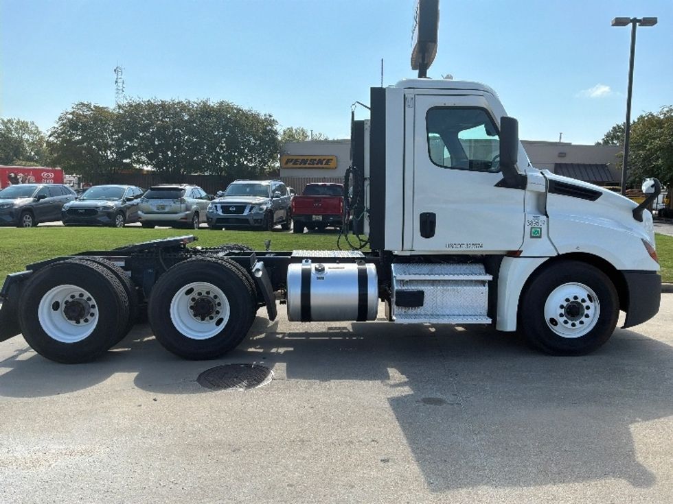 Day Cab Tractor-Heavy Duty Tractors-Freightliner-2022-T12664ST-Montgomery-AL-274,435\n\t\tmiles-$ 75,750 - Image 8
