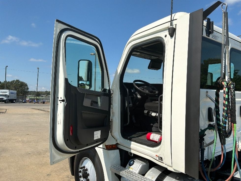 Day Cab Tractor-Heavy Duty Tractors-Freightliner-2022-T12664ST-Montgomery-AL-274,435\n\t\tmiles-$ 75,750 - Image 9