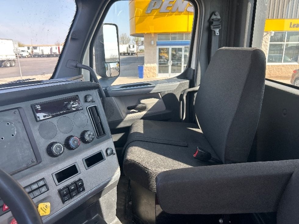 Day Cab Tractor-Heavy Duty Tractors-Freightliner-2022-T12664ST-Oklahoma City-OK-203,801\n\t\tmiles-$ 82,500 - Image 11