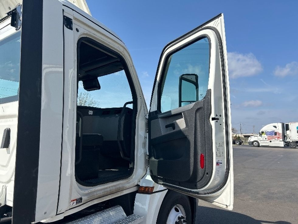 Day Cab Tractor-Heavy Duty Tractors-Freightliner-2022-T12664ST-Oklahoma City-OK-203,801\n\t\tmiles-$ 82,500 - Image 12