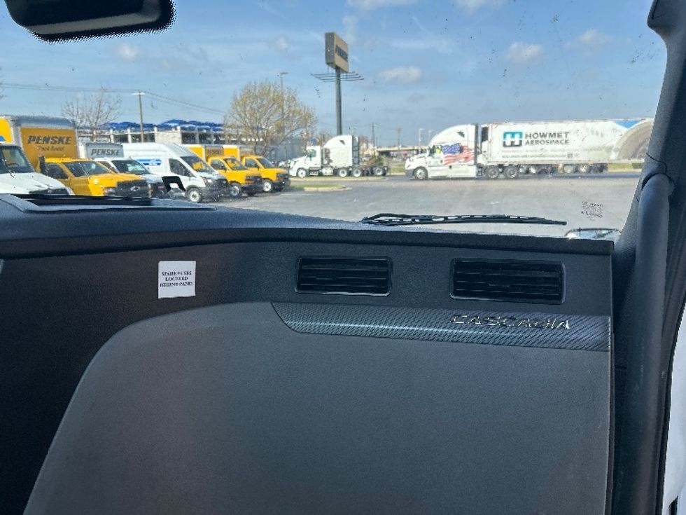 Day Cab Tractor-Heavy Duty Tractors-Freightliner-2022-T12664ST-Oklahoma City-OK-203,801\n\t\tmiles-$ 82,500 - Image 13