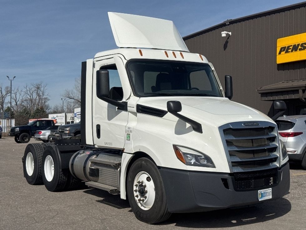 Day Cab Tractor-Heavy Duty Tractors-Freightliner-2022-T12664ST-Omaha-NE-317,714\n\t\tmiles-$ 73,500 - Image 1
