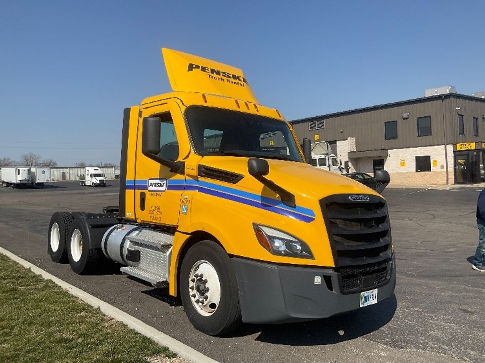 Day Cab Tractor-Heavy Duty Tractors-Freightliner-2022-T12664ST-Perrysburg-OH-574,706\n\t\tmiles-$ 33,750 - Image 1