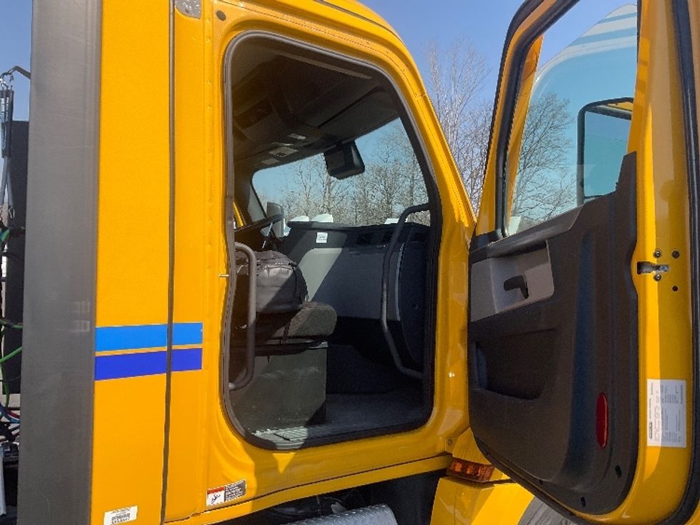 Day Cab Tractor-Heavy Duty Tractors-Freightliner-2022-T12664ST-Perrysburg-OH-574,706\n\t\tmiles-$ 33,750 - Image 15