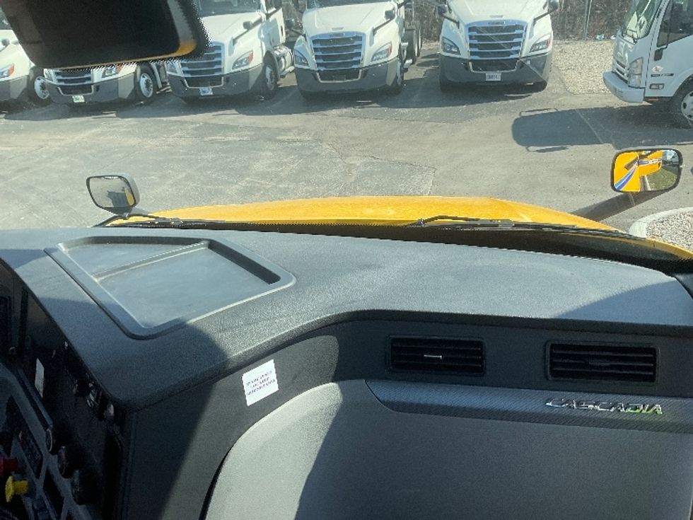 Day Cab Tractor-Heavy Duty Tractors-Freightliner-2022-T12664ST-Perrysburg-OH-574,706\n\t\tmiles-$ 33,750 - Image 16