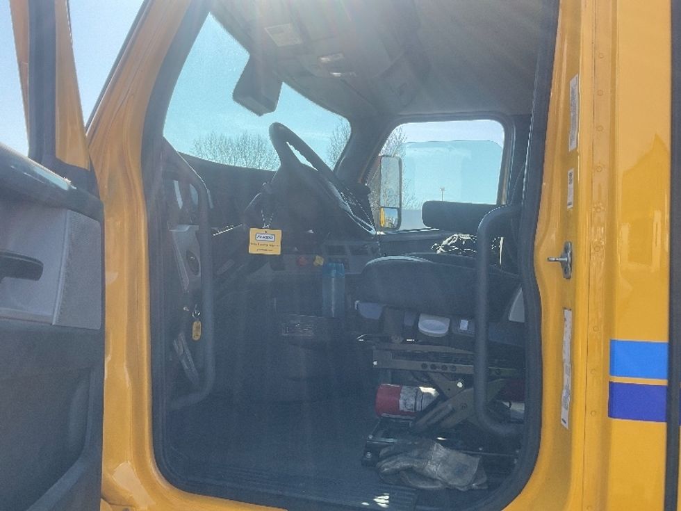 Day Cab Tractor-Heavy Duty Tractors-Freightliner-2022-T12664ST-Perrysburg-OH-574,706\n\t\tmiles-$ 33,750 - Image 9