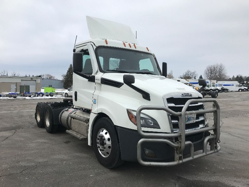 Day Cab Tractor-Heavy Duty Tractors-Freightliner-2022-T12664ST-Pewaukee-WI-741,235\n\t\tmiles-$ 29,000 - Image 1