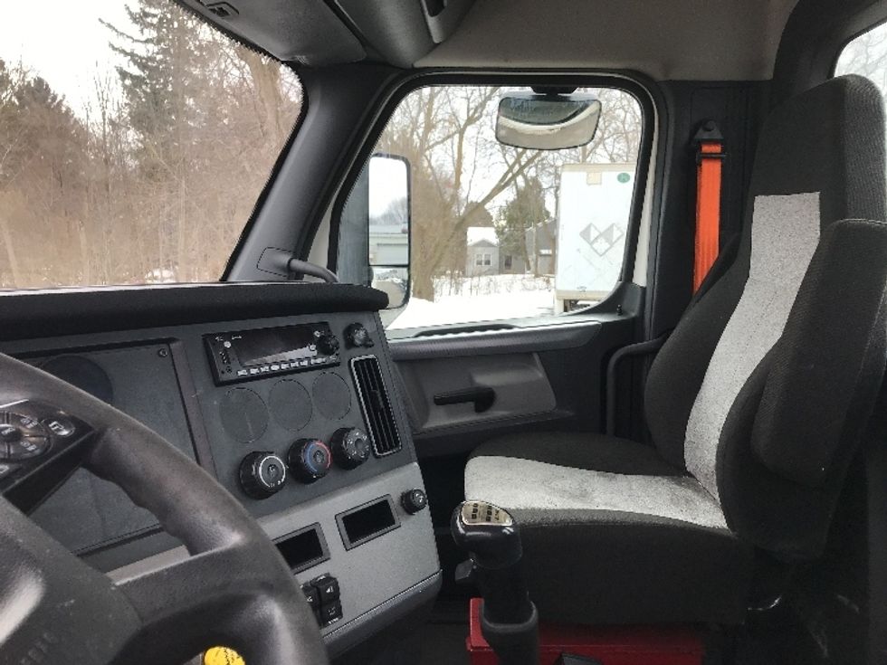 Day Cab Tractor-Heavy Duty Tractors-Freightliner-2022-T12664ST-Pewaukee-WI-741,235\n\t\tmiles-$ 29,000 - Image 10