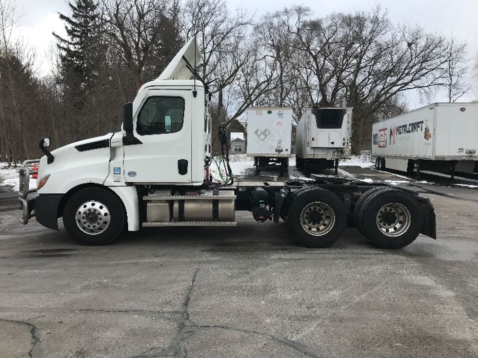 Day Cab Tractor-Heavy Duty Tractors-Freightliner-2022-T12664ST-Pewaukee-WI-741,235\n\t\tmiles-$ 29,000 - Image 4