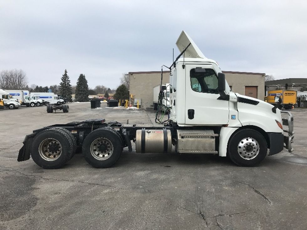 Day Cab Tractor-Heavy Duty Tractors-Freightliner-2022-T12664ST-Pewaukee-WI-741,235\n\t\tmiles-$ 29,000 - Image 8