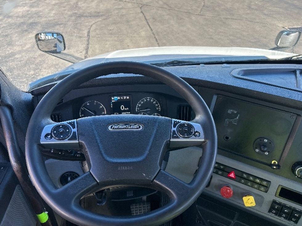 Day Cab Tractor-Heavy Duty Tractors-Freightliner-2022-T12664ST-Piqua-OH-648,654\n\t\tmiles-$ 33,000 - Image 11