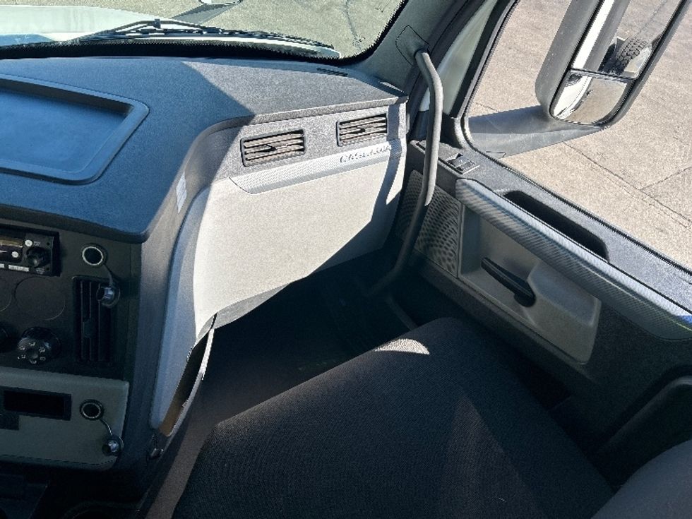 Day Cab Tractor-Heavy Duty Tractors-Freightliner-2022-T12664ST-Piqua-OH-648,654\n\t\tmiles-$ 33,000 - Image 13