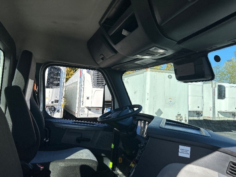 Day Cab Tractor-Heavy Duty Tractors-Freightliner-2022-T12664ST-Piqua-OH-648,654\n\t\tmiles-$ 33,000 - Image 14