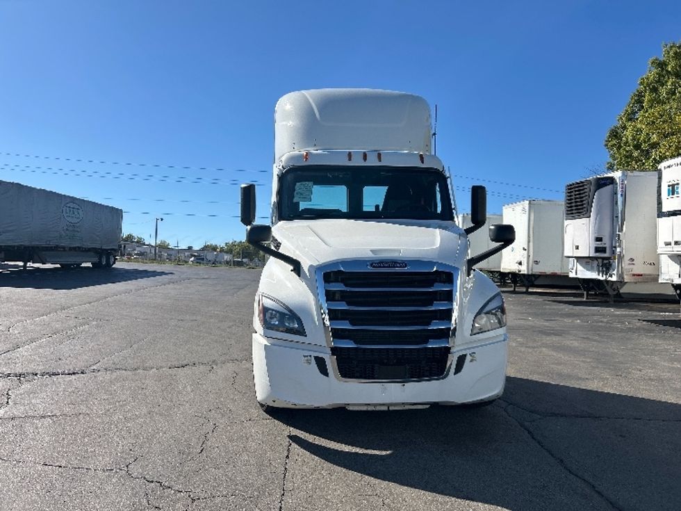 Day Cab Tractor-Heavy Duty Tractors-Freightliner-2022-T12664ST-Piqua-OH-648,654\n\t\tmiles-$ 33,000 - Image 2