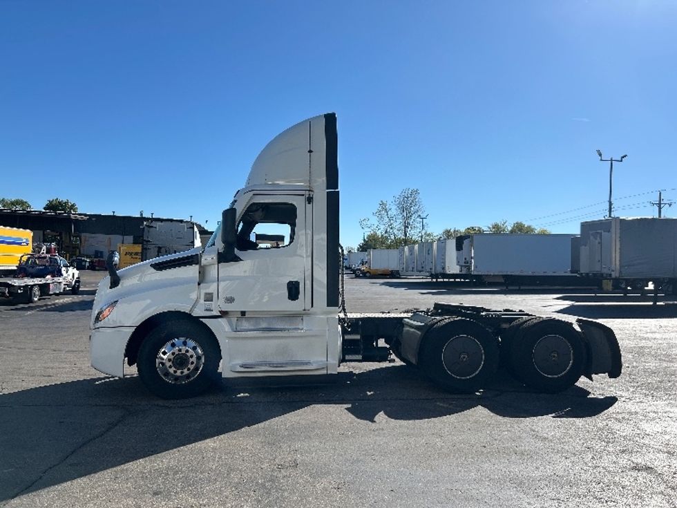 Day Cab Tractor-Heavy Duty Tractors-Freightliner-2022-T12664ST-Piqua-OH-648,654\n\t\tmiles-$ 33,000 - Image 4