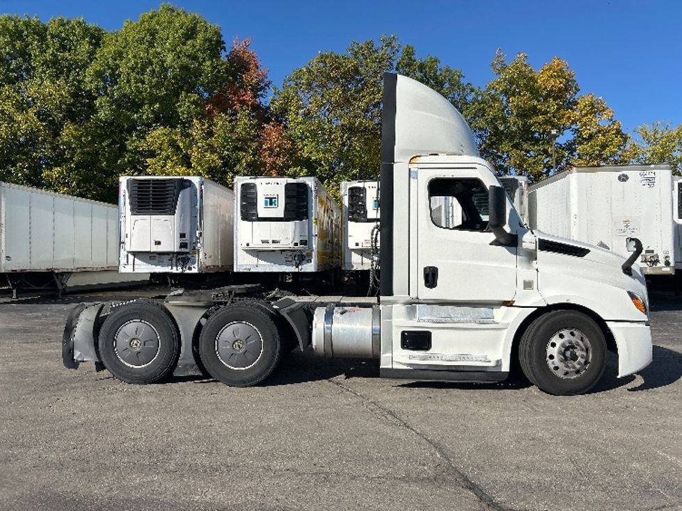 Day Cab Tractor-Heavy Duty Tractors-Freightliner-2022-T12664ST-Piqua-OH-648,654\n\t\tmiles-$ 33,000 - Image 8