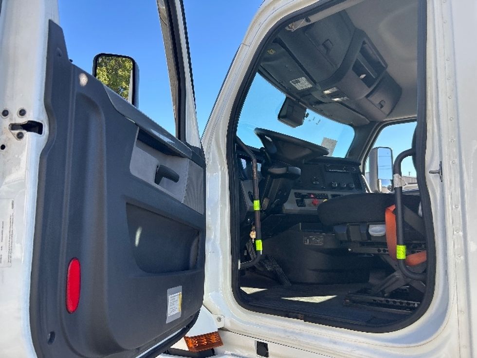 Day Cab Tractor-Heavy Duty Tractors-Freightliner-2022-T12664ST-Piqua-OH-648,654\n\t\tmiles-$ 33,000 - Image 9