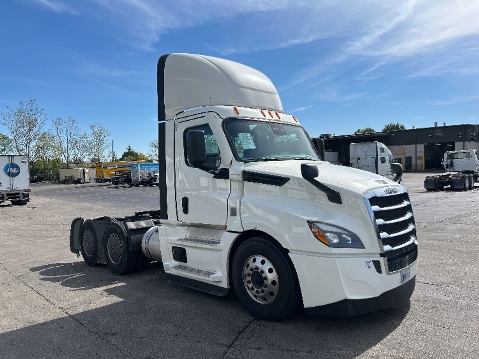Day Cab Tractor-Heavy Duty Tractors-Freightliner-2022-T12664ST-Piqua-OH-658,720\n\t\tmiles-$ 33,000 - Image 1