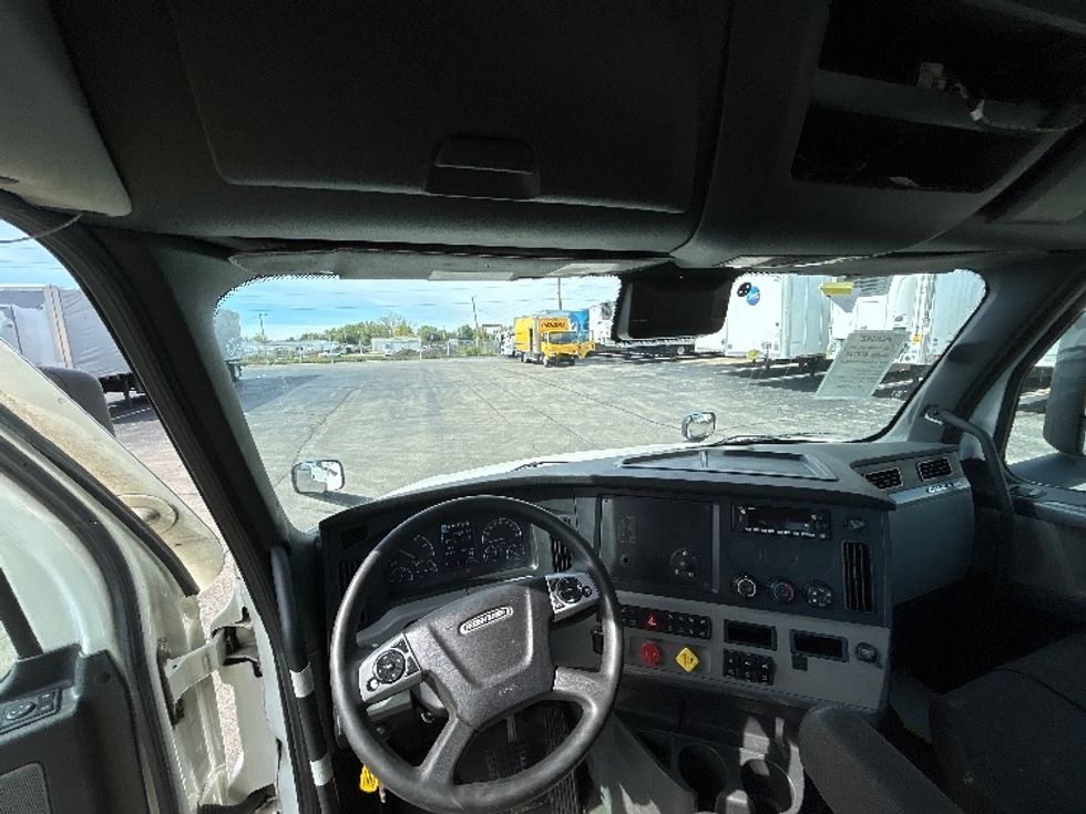 Day Cab Tractor-Heavy Duty Tractors-Freightliner-2022-T12664ST-Piqua-OH-658,720\n\t\tmiles-$ 33,000 - Image 11