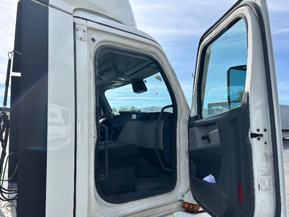Day Cab Tractor-Heavy Duty Tractors-Freightliner-2022-T12664ST-Piqua-OH-658,720\n\t\tmiles-$ 33,000 - Image 12