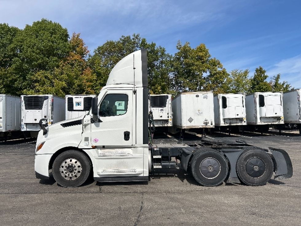 Day Cab Tractor-Heavy Duty Tractors-Freightliner-2022-T12664ST-Piqua-OH-658,720\n\t\tmiles-$ 33,000 - Image 4