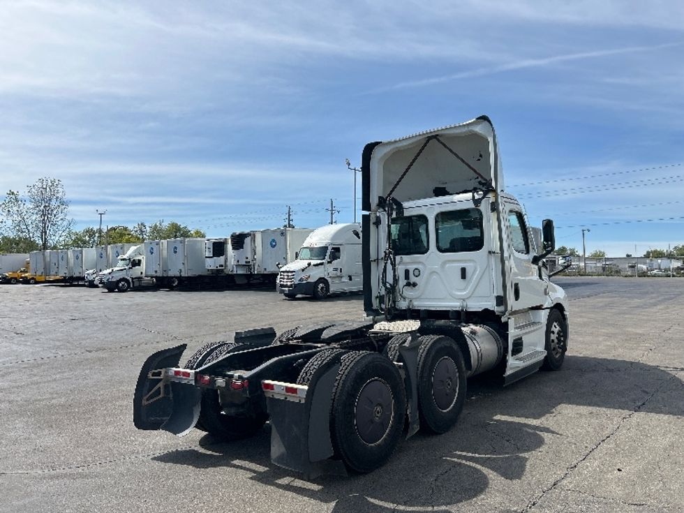 Day Cab Tractor-Heavy Duty Tractors-Freightliner-2022-T12664ST-Piqua-OH-658,720\n\t\tmiles-$ 33,000 - Image 7