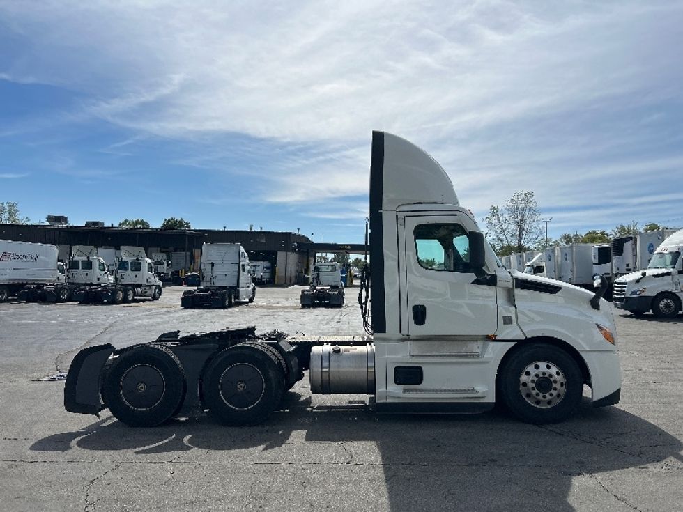 Day Cab Tractor-Heavy Duty Tractors-Freightliner-2022-T12664ST-Piqua-OH-658,720\n\t\tmiles-$ 33,000 - Image 8