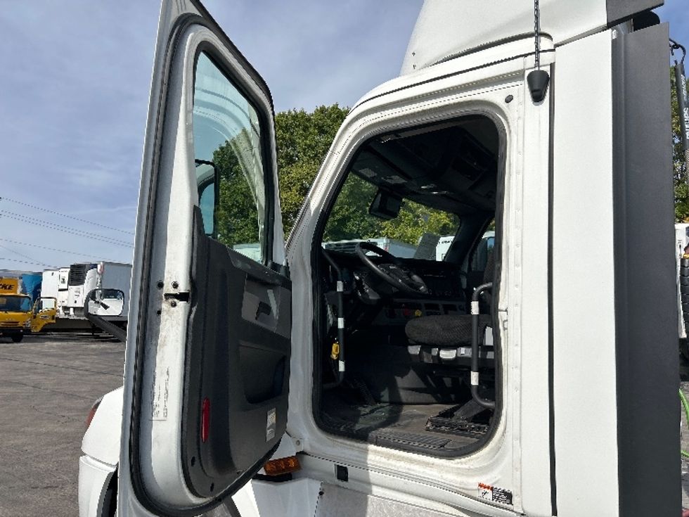 Day Cab Tractor-Heavy Duty Tractors-Freightliner-2022-T12664ST-Piqua-OH-658,720\n\t\tmiles-$ 33,000 - Image 9